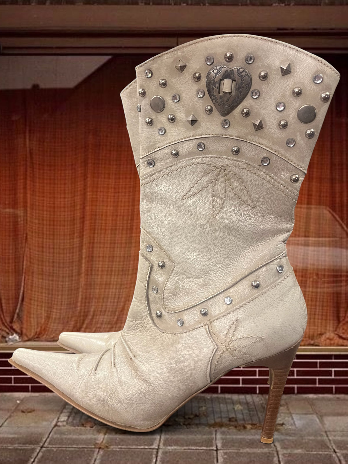 Pointed 80s heeled boots