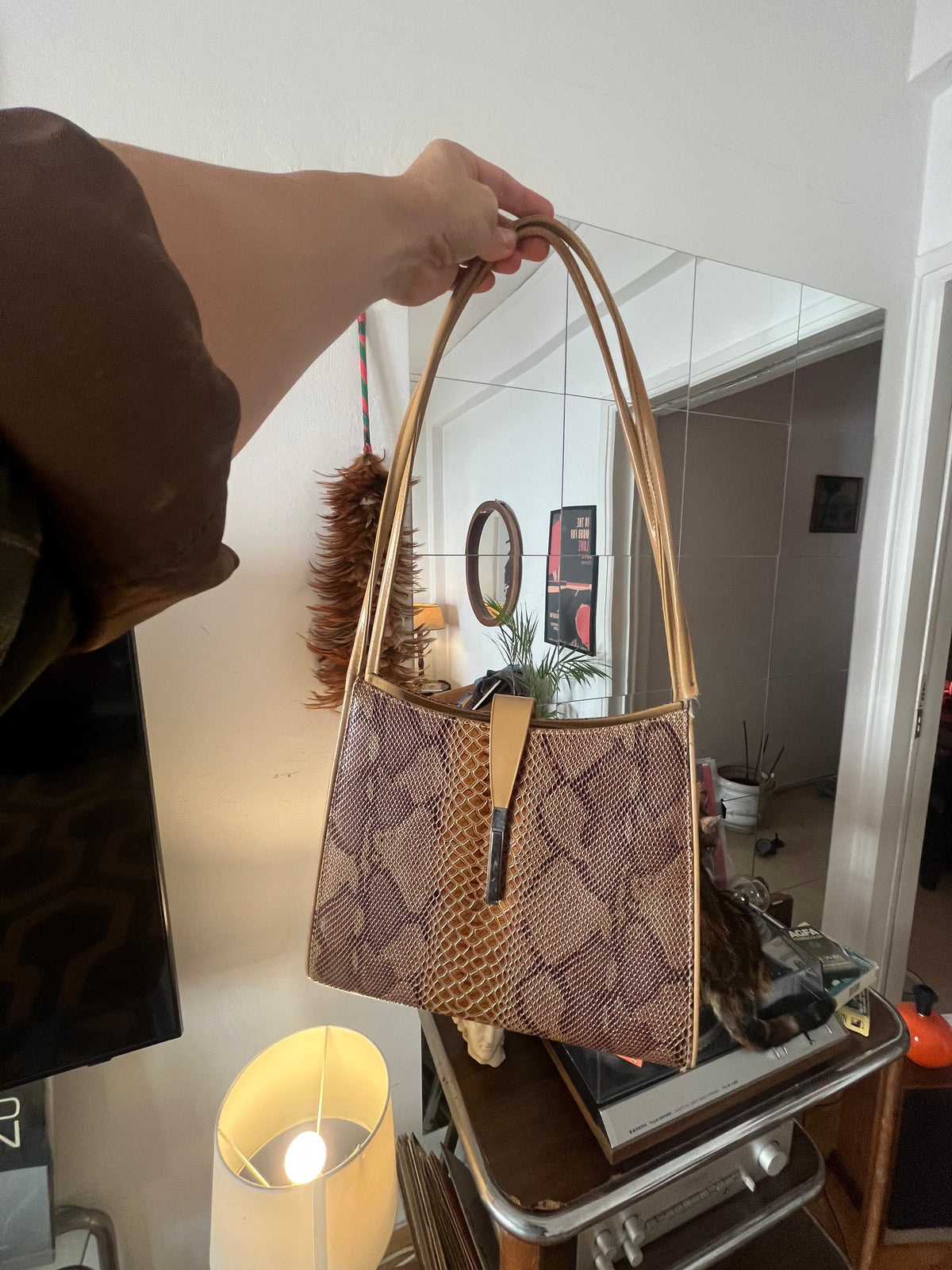Vintage 90s Snakeskin Print Shoulder Bag
Statement structured shoulder bag in warm brown and gold tones, featuring a snakeskin-effect finish, long slim straps and elegant metallic detailing.