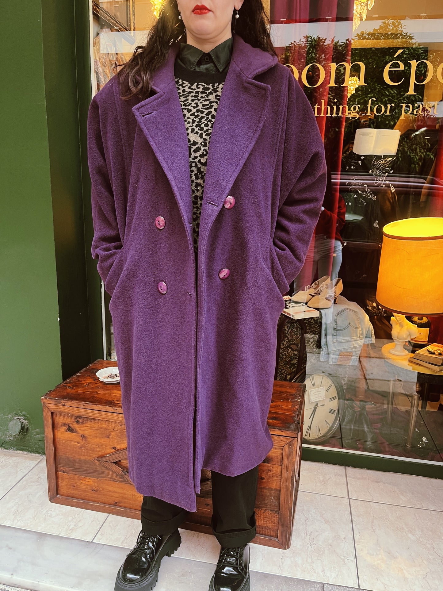 Vintage button up collared coat in purple .Fits best XL 
55€ + shipping