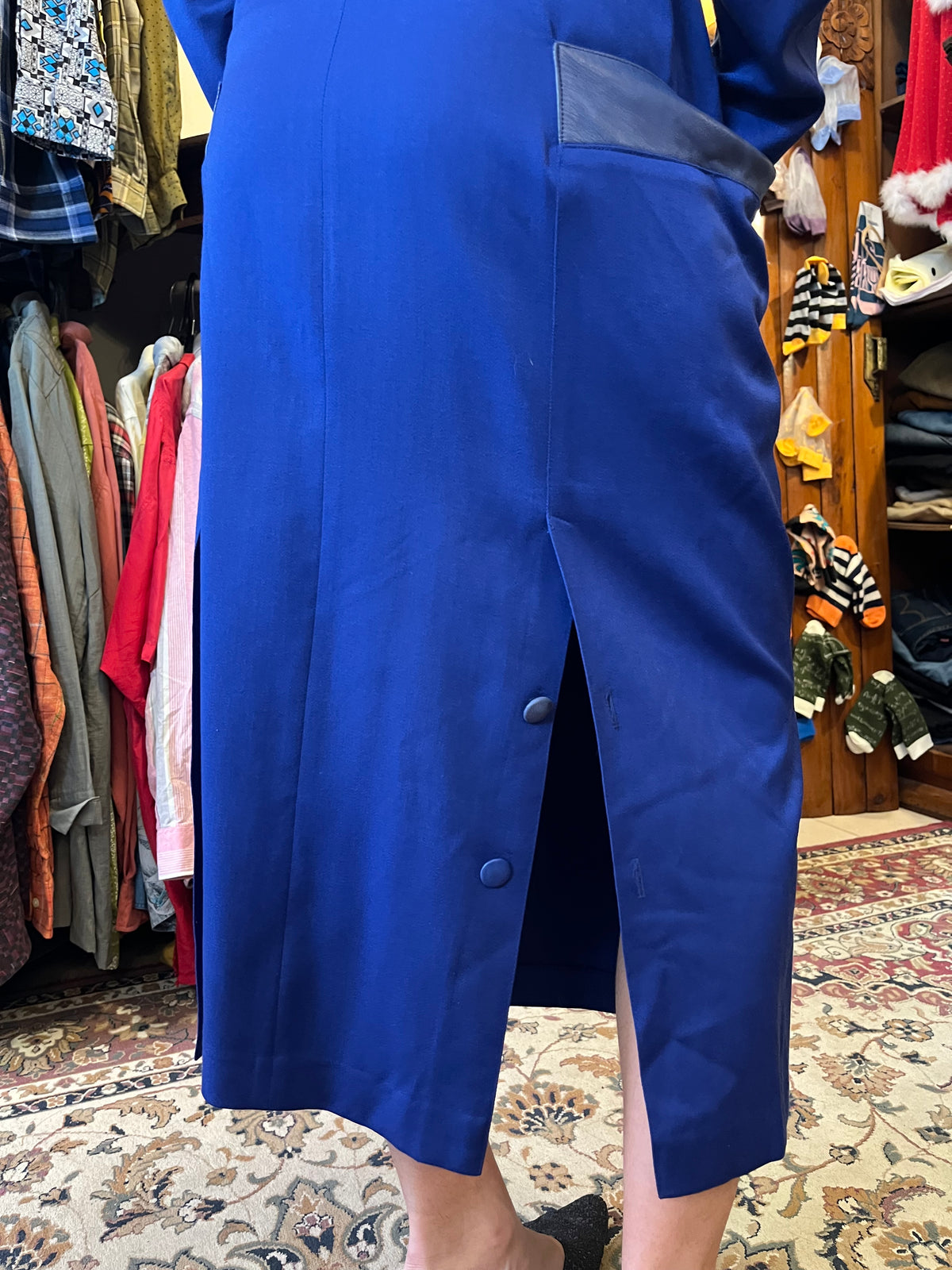 Vintage royal blue midi dress with a structured blazer-style silhouette and elegant puffed shoulders. Contrasting satin-effect collar and pocket details add a sophisticated retro touch.