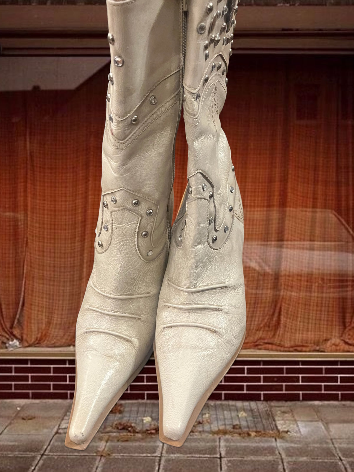 Pointed 80s heeled boots