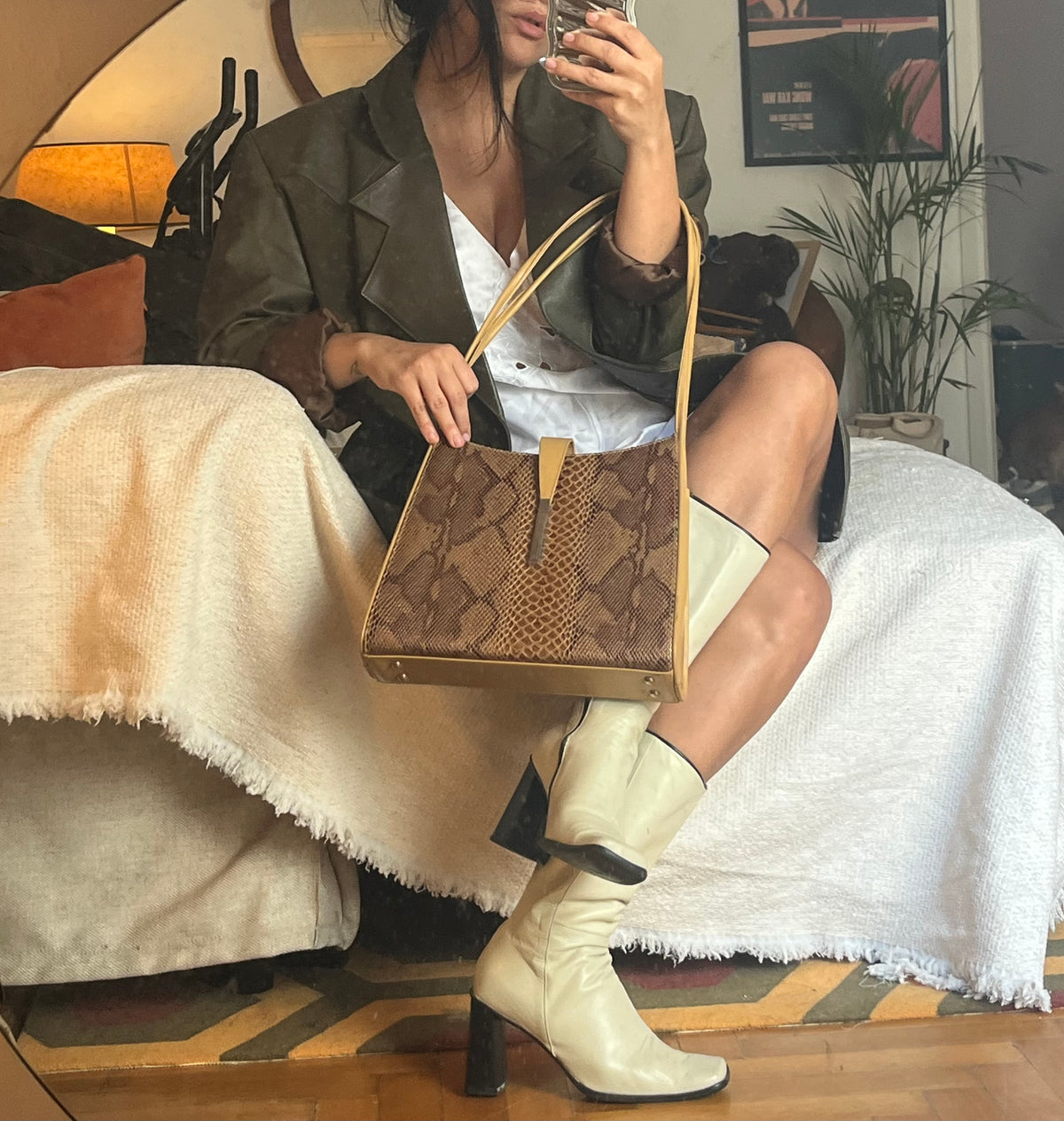 Vintage 90s Snakeskin Print Shoulder Bag
Statement structured shoulder bag in warm brown and gold tones, featuring a snakeskin-effect finish, long slim straps and elegant metallic detailing.