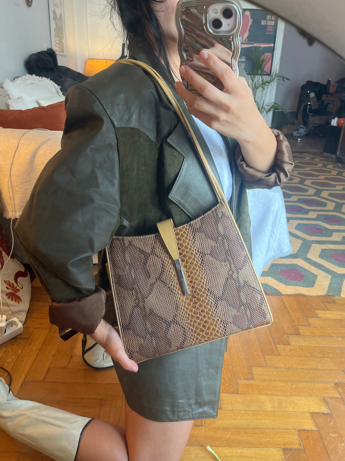 Vintage 90s Snakeskin Print Shoulder Bag
Statement structured shoulder bag in warm brown and gold tones, featuring a snakeskin-effect finish, long slim straps and elegant metallic detailing.