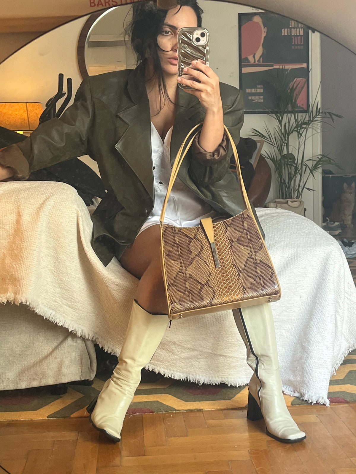 Vintage 90s Snakeskin Print Shoulder Bag
Statement structured shoulder bag in warm brown and gold tones, featuring a snakeskin-effect finish, long slim straps and elegant metallic detailing.