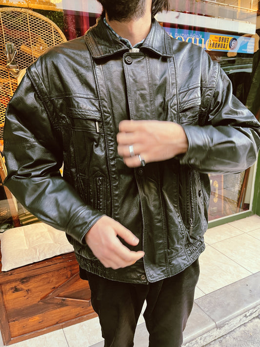 90s genuine leather pocket ,button and zip up jacket with removable sleeves to be worn also as a vest ♥️Fits best boys L