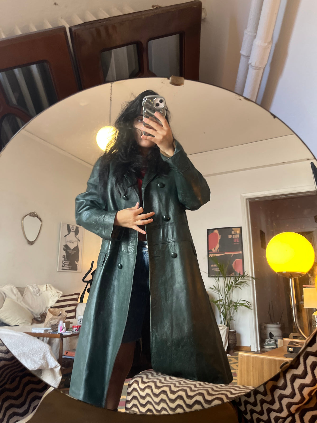 Leather o’clock 🖤

Midi button-up coat in genuine leather, in a unique greenish-black shade.

Relaxed fit — best fits sizes S/M.