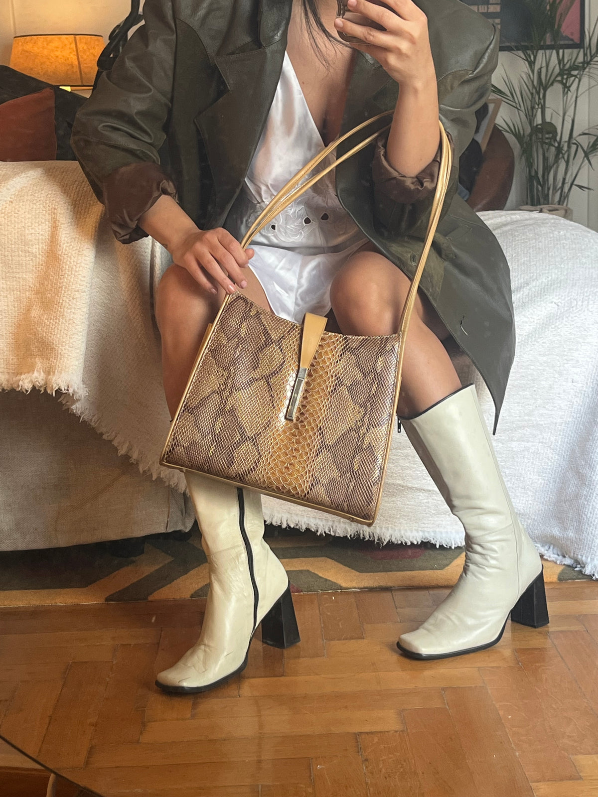 Vintage 90s Snakeskin Print Shoulder Bag
Statement structured shoulder bag in warm brown and gold tones, featuring a snakeskin-effect finish, long slim straps and elegant metallic detailing.