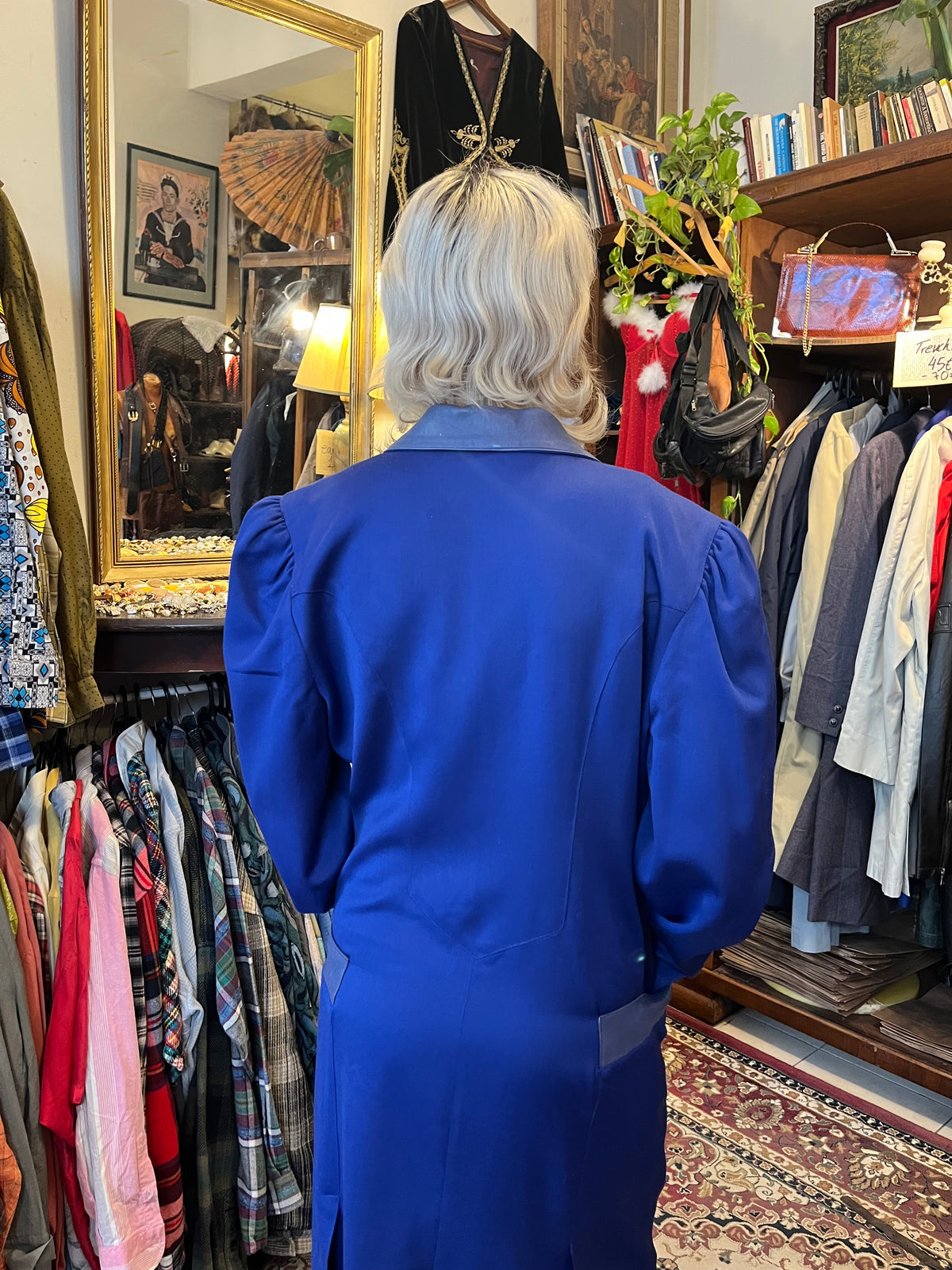 Vintage royal blue midi dress with a structured blazer-style silhouette and elegant puffed shoulders. Contrasting satin-effect collar and pocket details add a sophisticated retro touch.