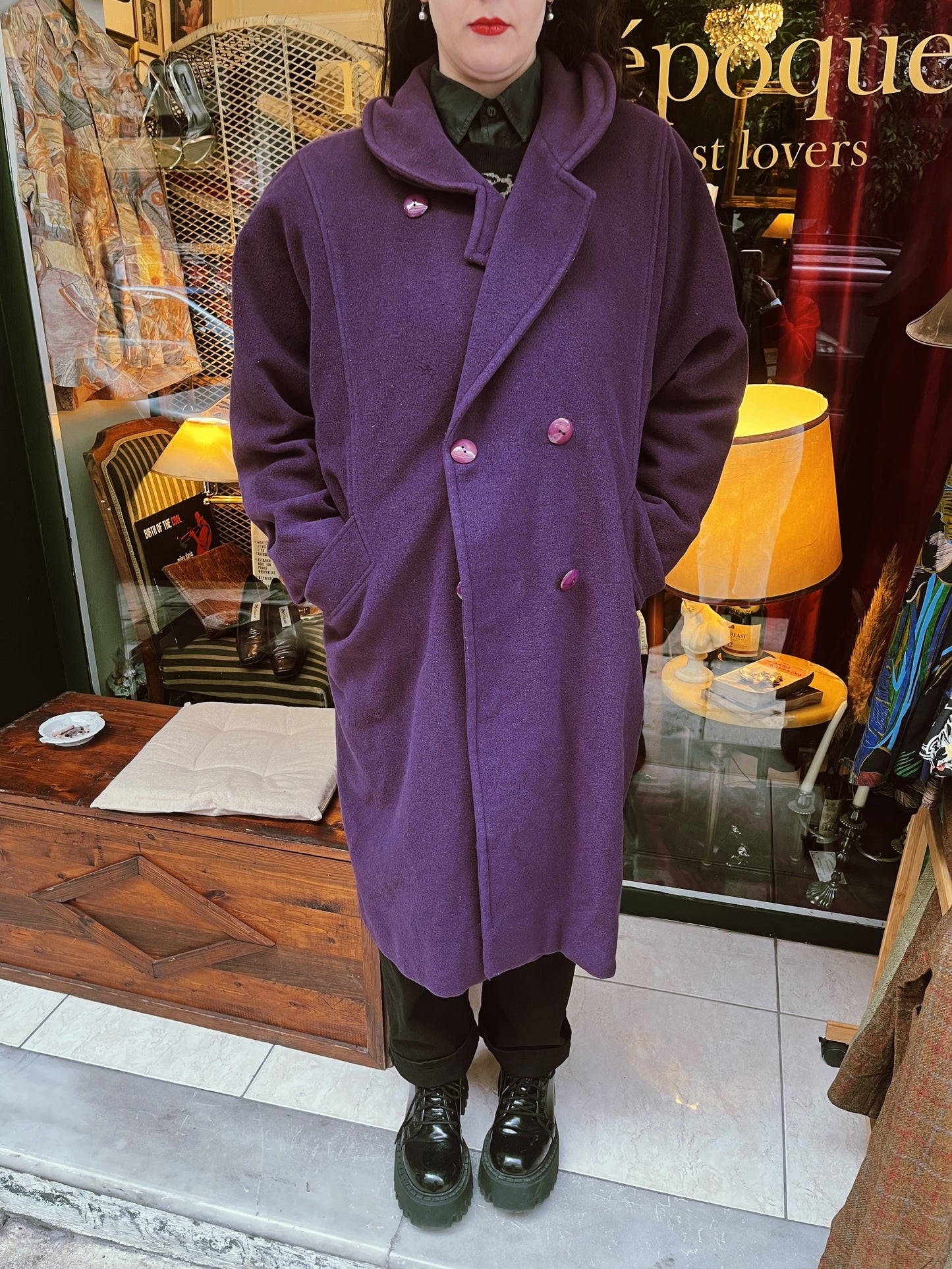 Vintage button up collared coat in purple .Fits best XL 
55€ + shipping