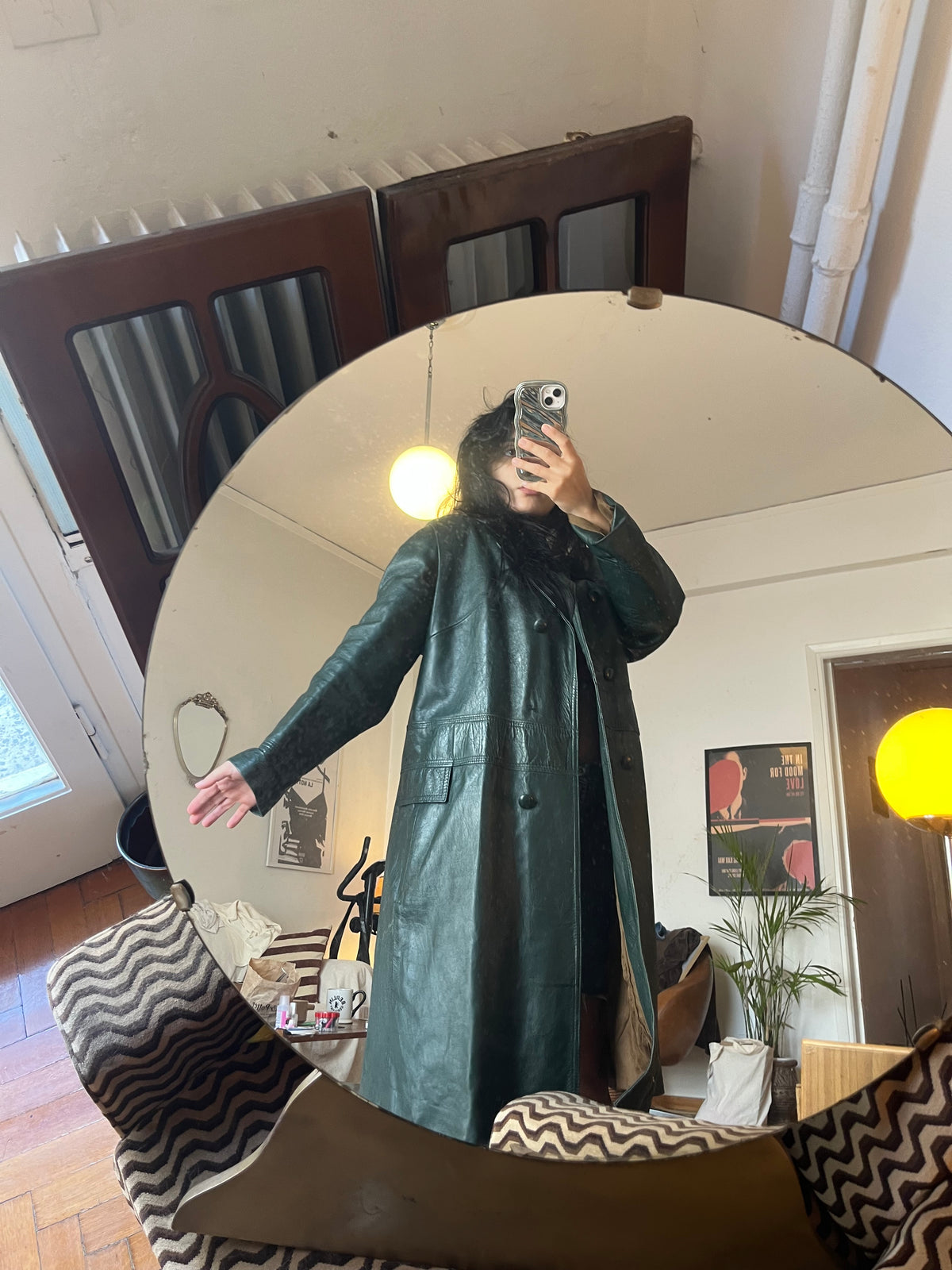 Leather o’clock 🖤

Midi button-up coat in genuine leather, in a unique greenish-black shade.

Relaxed fit — best fits sizes S/M.