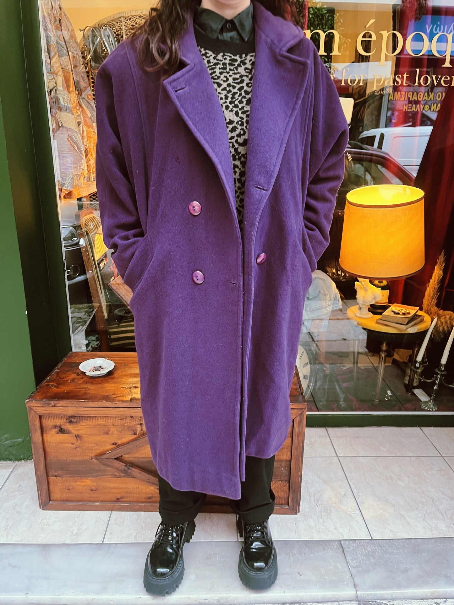 Vintage button up collared coat in purple .Fits best XL 
55€ + shipping