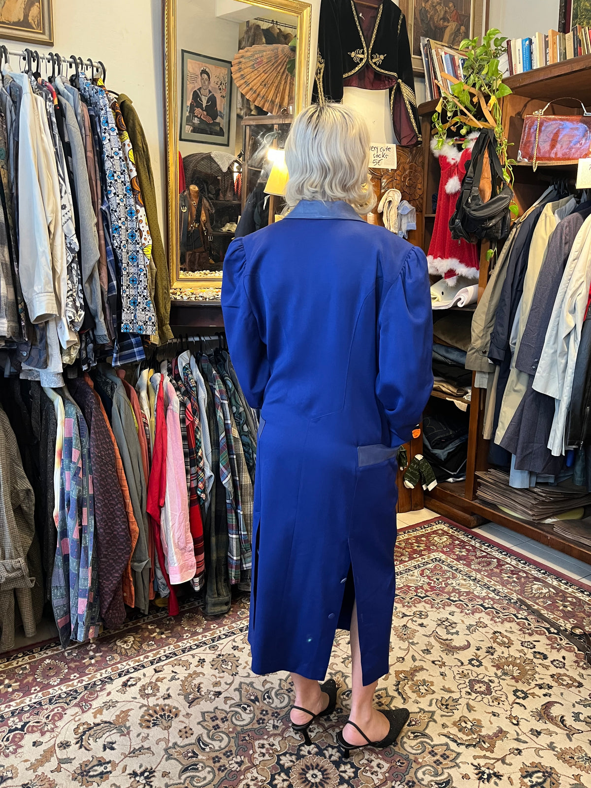 Vintage royal blue midi dress with a structured blazer-style silhouette and elegant puffed shoulders. Contrasting satin-effect collar and pocket details add a sophisticated retro touch.