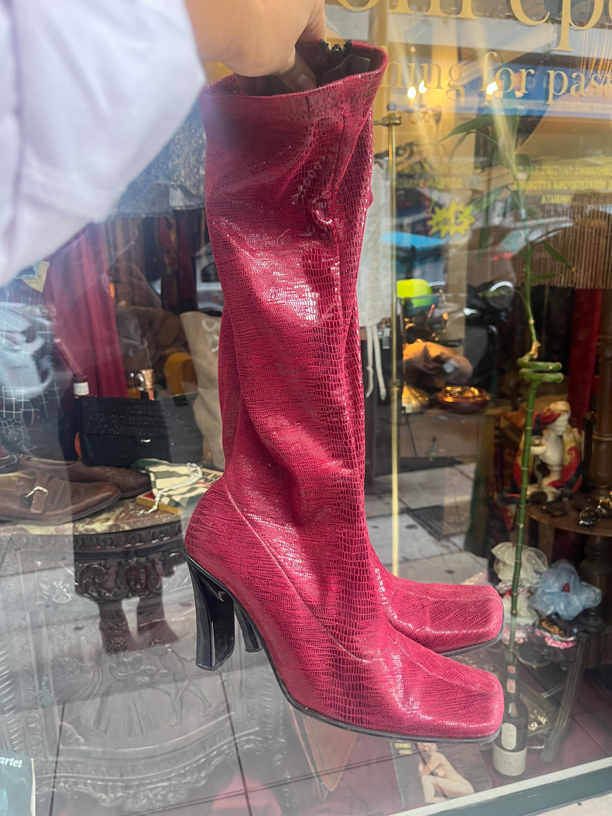Burgundy knee-high boots with a glossy textured finish and elegant block heel.
A bold vintage statement piece with timeless character.