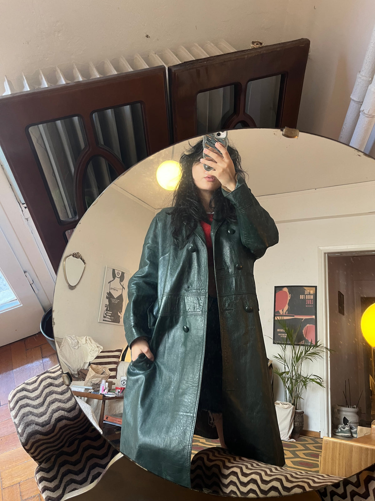 Leather o’clock 🖤

Midi button-up coat in genuine leather, in a unique greenish-black shade.

Relaxed fit — best fits sizes S/M.