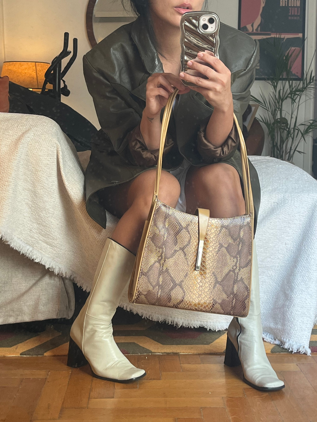 Vintage 90s Snakeskin Print Shoulder Bag
Statement structured shoulder bag in warm brown and gold tones, featuring a snakeskin-effect finish, long slim straps and elegant metallic detailing.