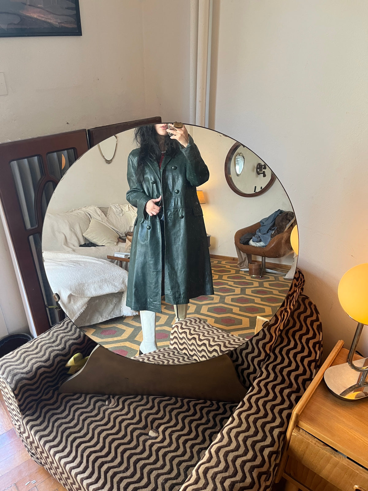 Leather o’clock 🖤

Midi button-up coat in genuine leather, in a unique greenish-black shade.

Relaxed fit — best fits sizes S/M.