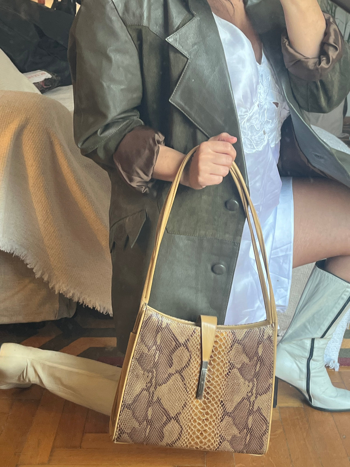 Vintage 90s Snakeskin Print Shoulder Bag
Statement structured shoulder bag in warm brown and gold tones, featuring a snakeskin-effect finish, long slim straps and elegant metallic detailing.
