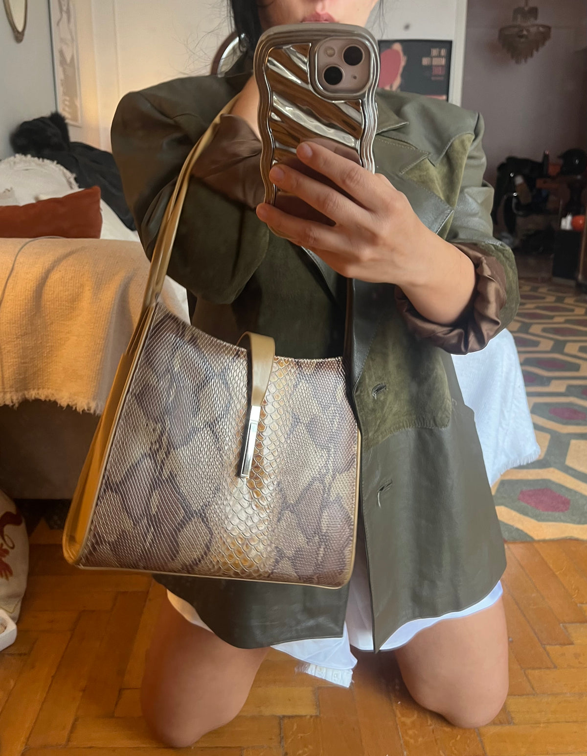 Vintage 90s Snakeskin Print Shoulder Bag
Statement structured shoulder bag in warm brown and gold tones, featuring a snakeskin-effect finish, long slim straps and elegant metallic detailing.