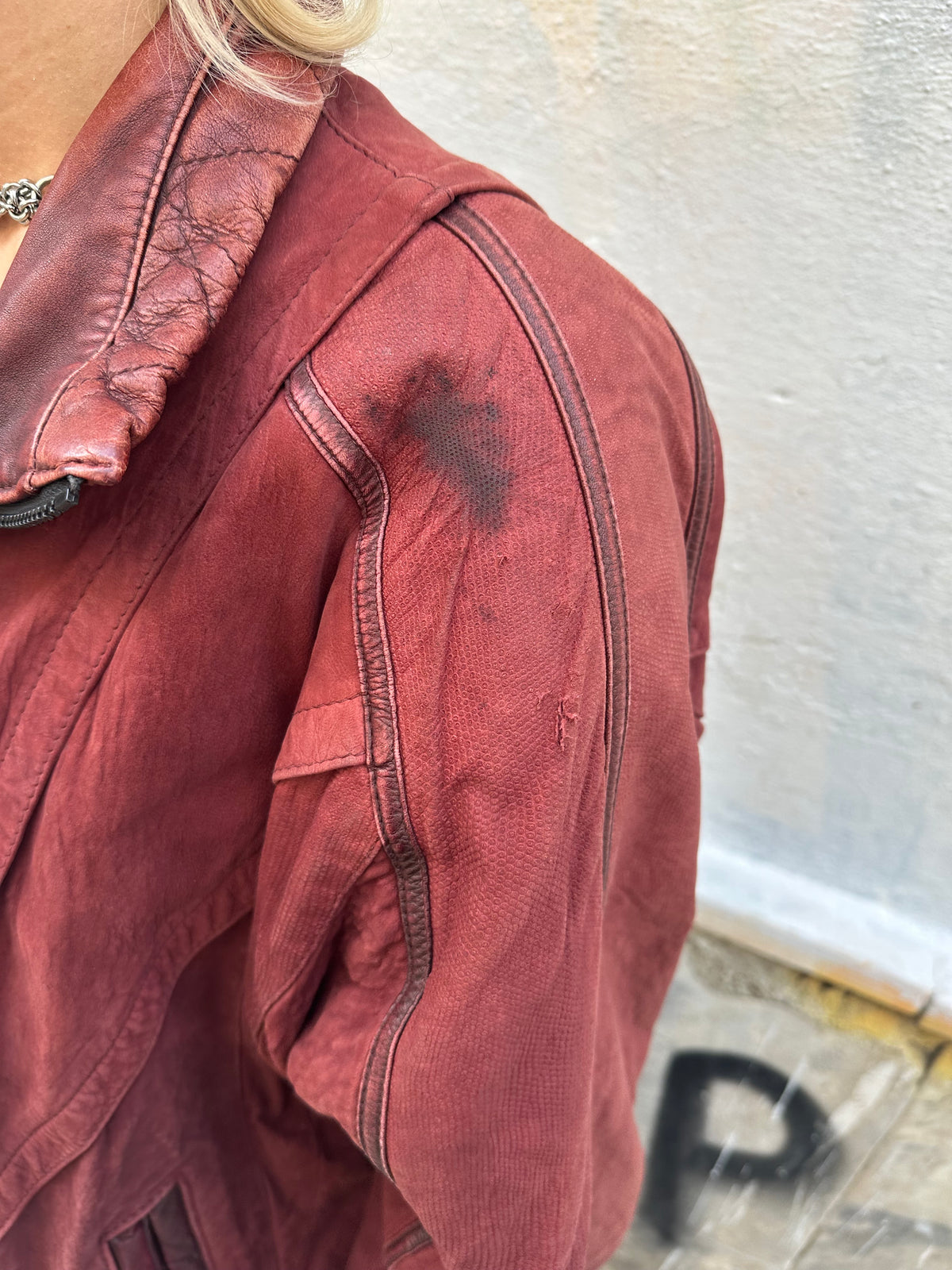 Vintage burgundy leather bomber jacket with an oversized fit and distressed finish.
Statement panel detailing, zip closure, and an authentic 80s/90s biker aesthetic.