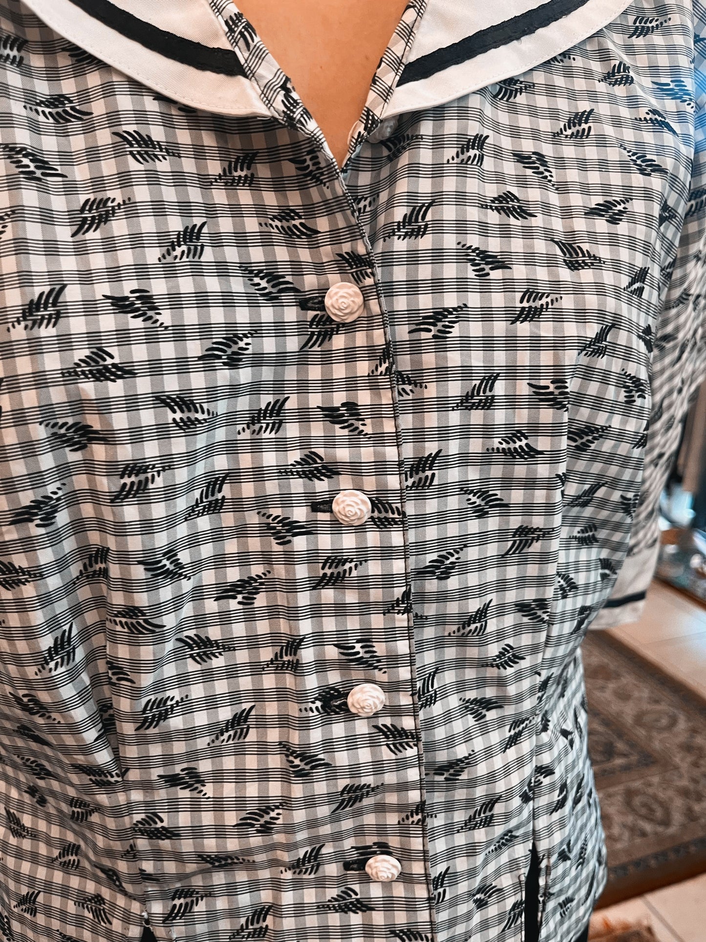 Vintage button up collared shirt .Fits best S /M