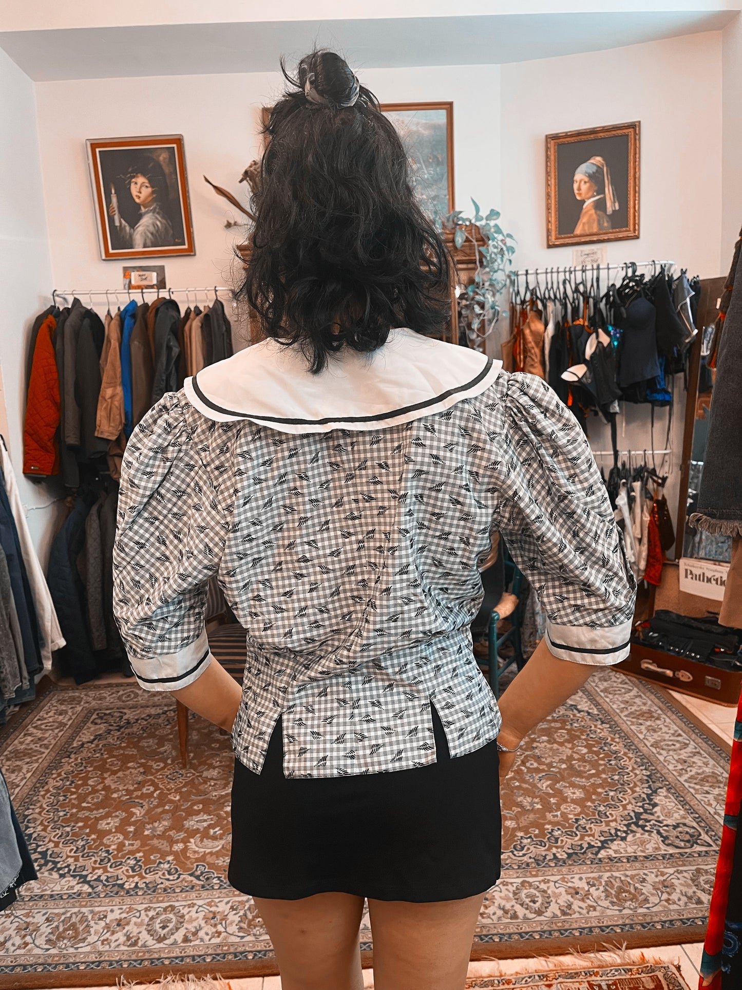 Vintage button up collared shirt .Fits best S /M