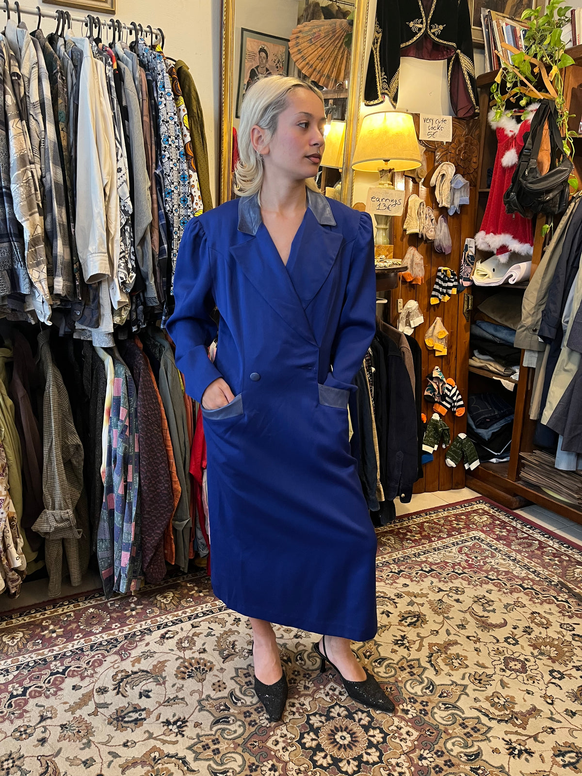 Vintage royal blue midi dress with a structured blazer-style silhouette and elegant puffed shoulders. Contrasting satin-effect collar and pocket details add a sophisticated retro touch.
