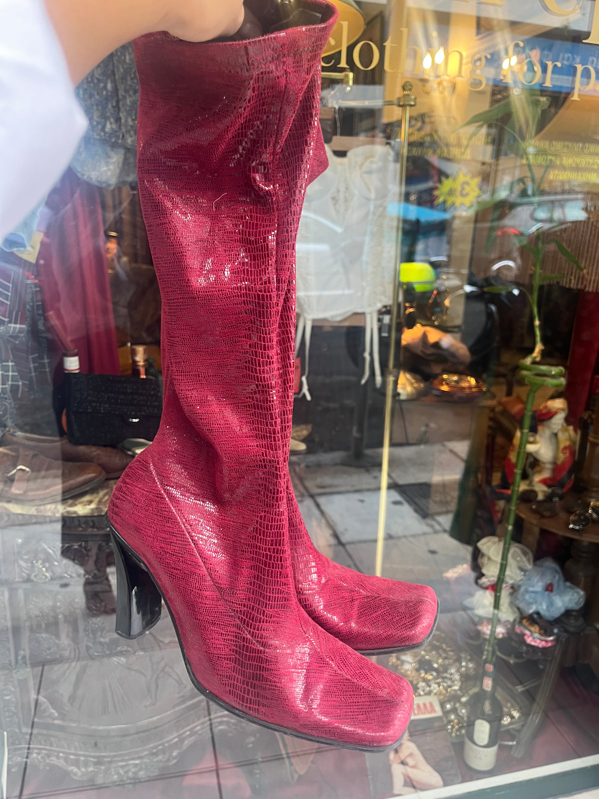 Burgundy knee-high boots with a glossy textured finish and elegant block heel.
A bold vintage statement piece with timeless character.