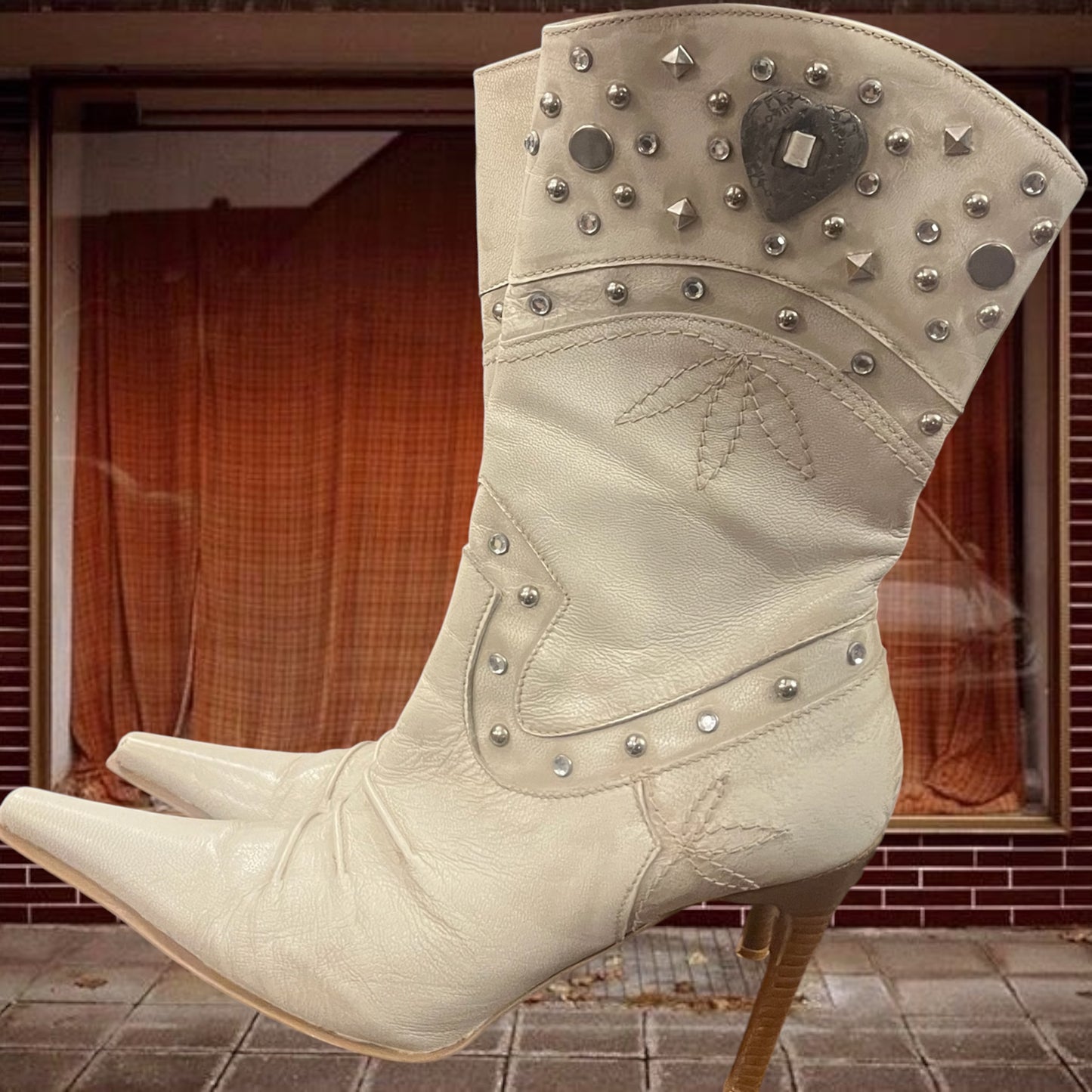Pointed 80s heeled boots