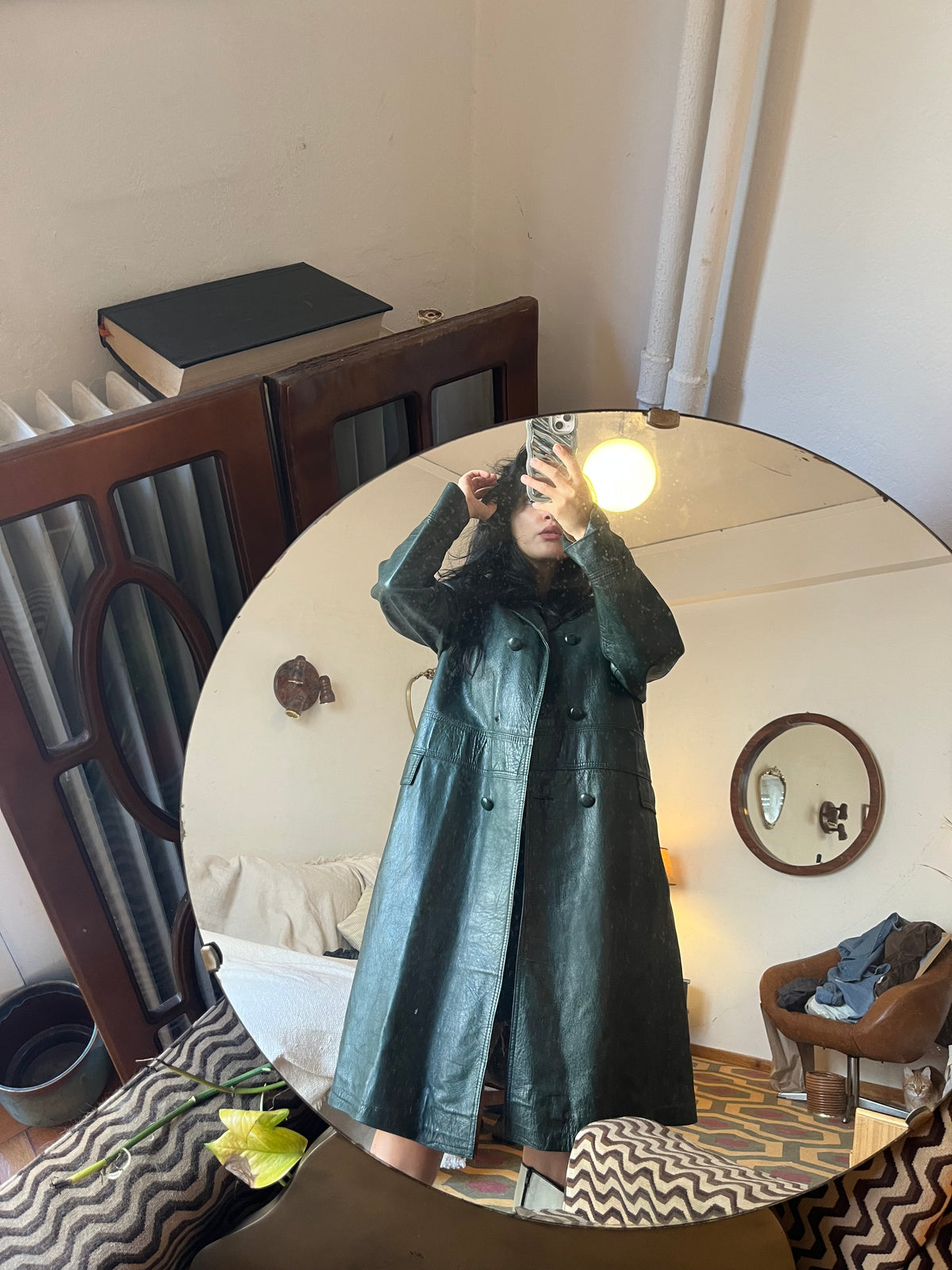Leather o’clock 🖤

Midi button-up coat in genuine leather, in a unique greenish-black shade.

Relaxed fit — best fits sizes S/M.