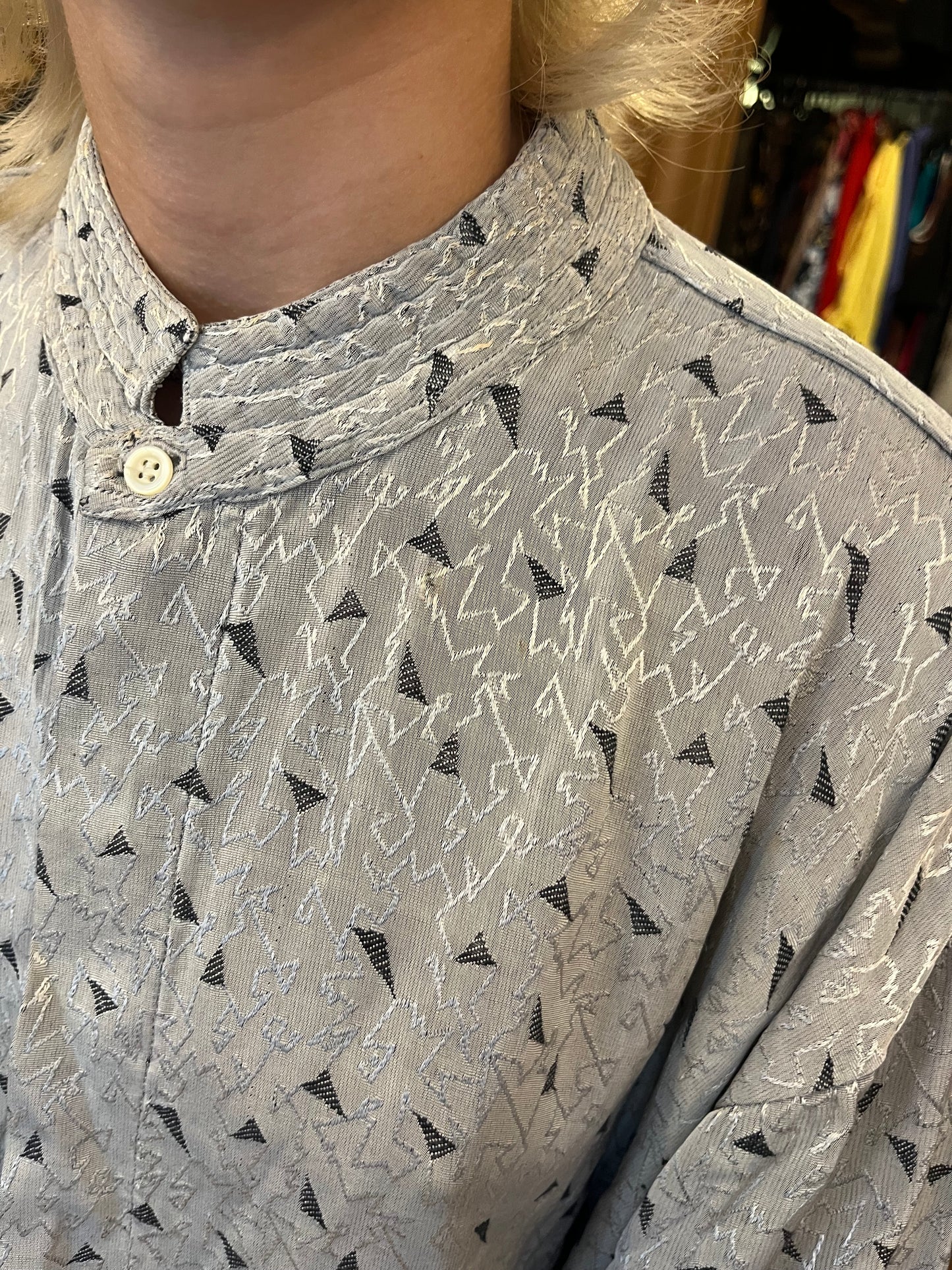 Vintage button up patterned shirt.Fits best L