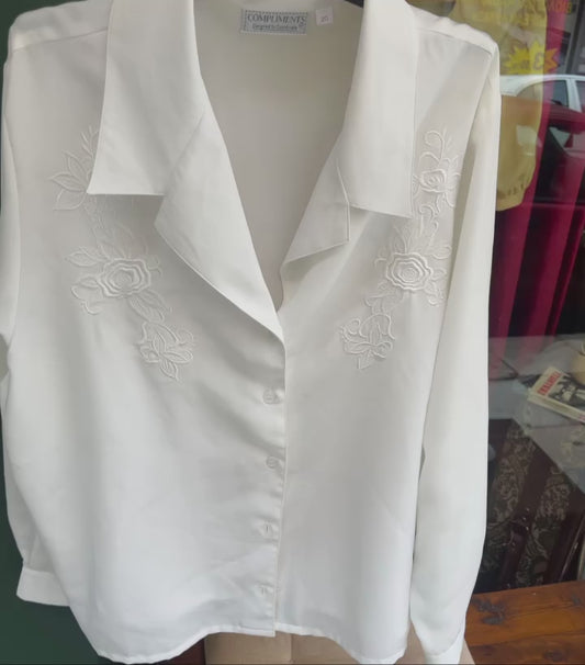 Vintage button up shirt in white ♥️fits best L